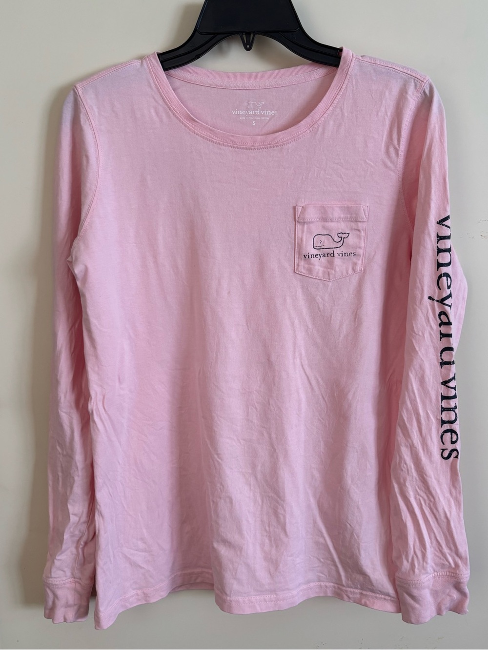 Womenโs Pink Vineyard Vines Whale Long-Sleeve Pocket Tee